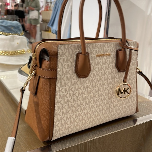 MICHAEL KORS
Mercer Medium Logo and Leather Belted Satchel
Vanilla 
NWT - Picture 10 of 16